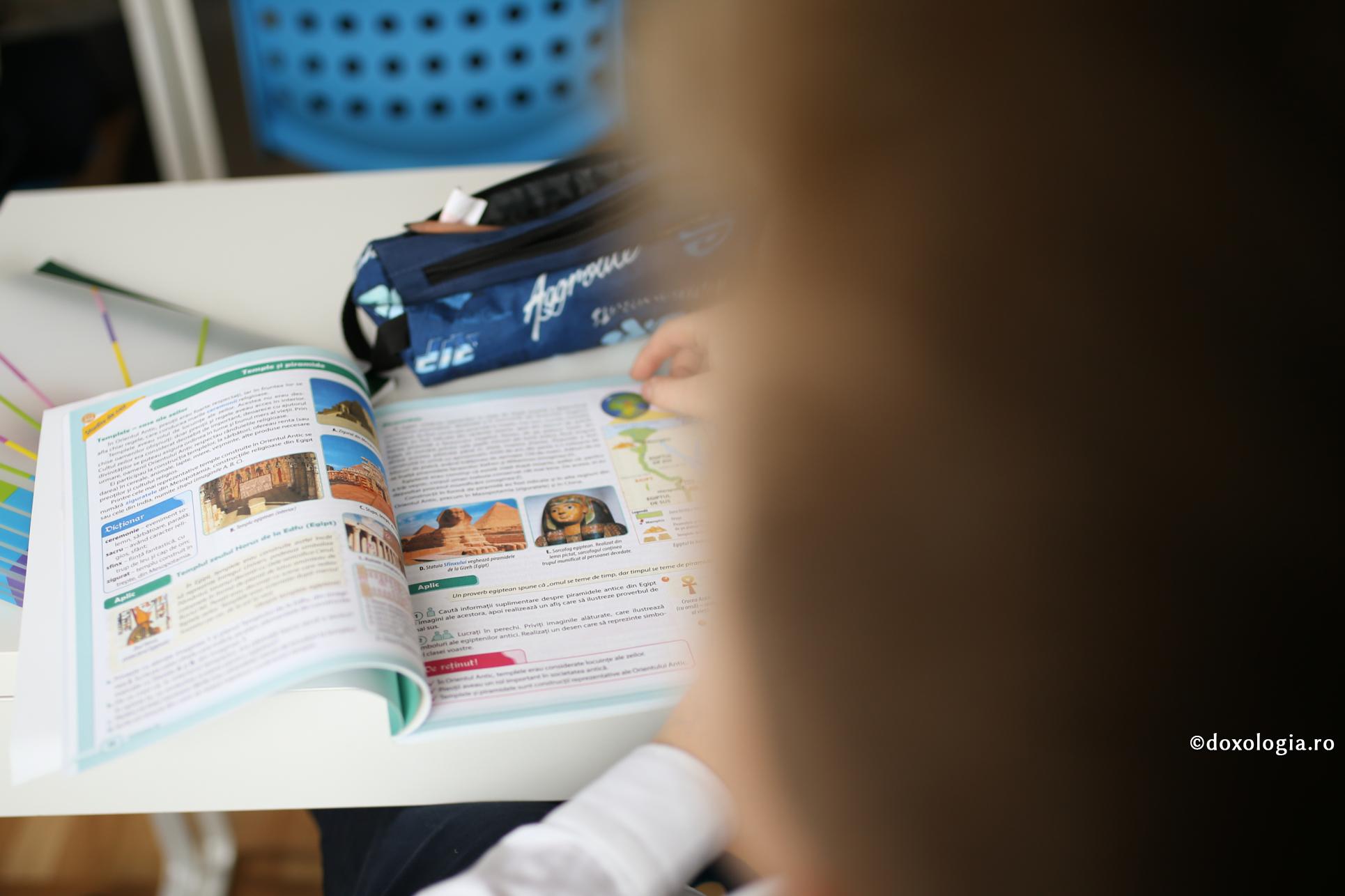 Manualele școlare – echilibru între tradițional și modern / Foto: Oana Nechifor Manualele școlare – între nevoia de schimbare și cea de păstrare a ceea ce este bun