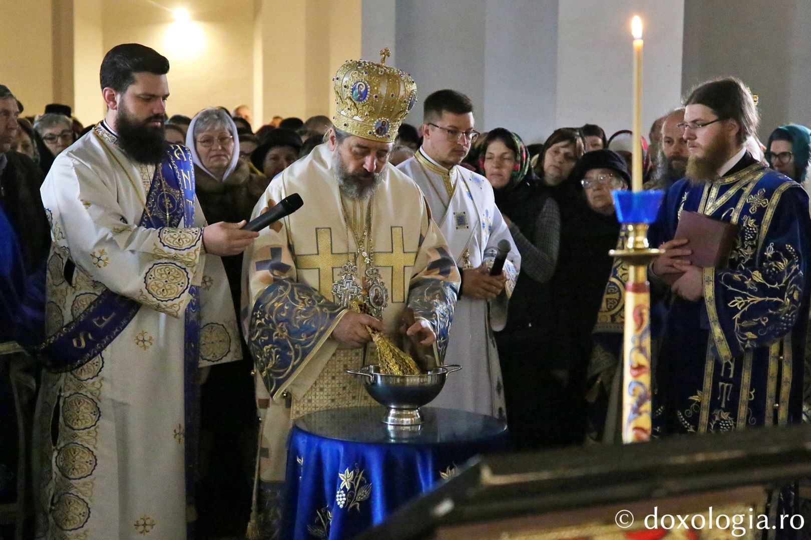 PS Nichifor Botoșăneanul săvârșind Sfânta Liturghie la Mănăstirea Sihăstria Voronei