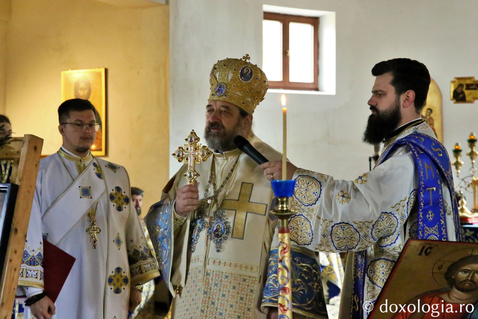 PS Nichifor Botoșăneanul săvârșind Sfânta Liturghie la Mănăstirea Sihăstria Voronei