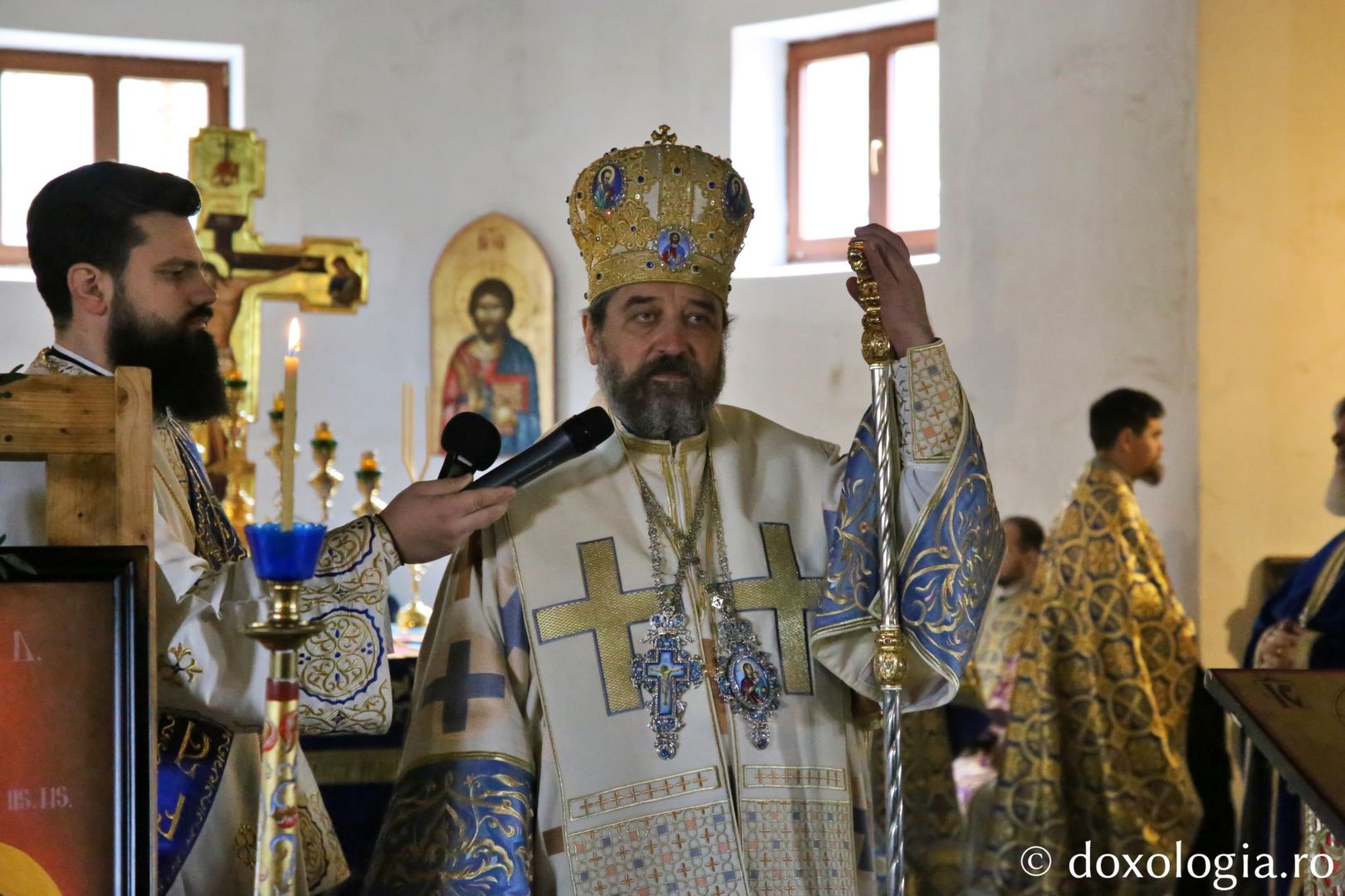 PS Nichifor Botoșăneanul săvârșind Sfânta Liturghie la Mănăstirea Sihăstria Voronei