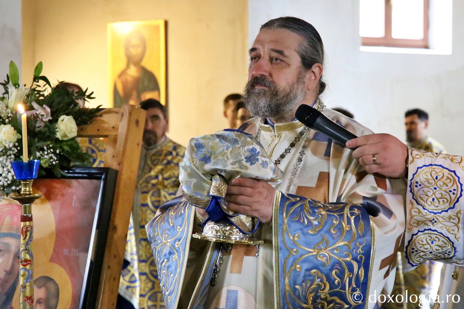 PS Nichifor Botoșăneanul săvârșind Sfânta Liturghie la Mănăstirea Sihăstria Voronei