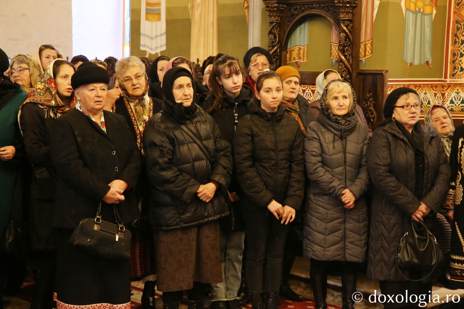 Slujbă arhierească la Parohia Vlădiceni din județul Neamț / Foto: Flavius Popa credincioși la liturghie