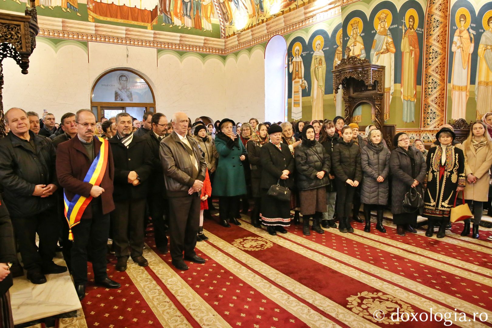 Slujbă arhierească la Parohia Vlădiceni din județul Neamț / Foto: Flavius Popa credincioși la liturghie