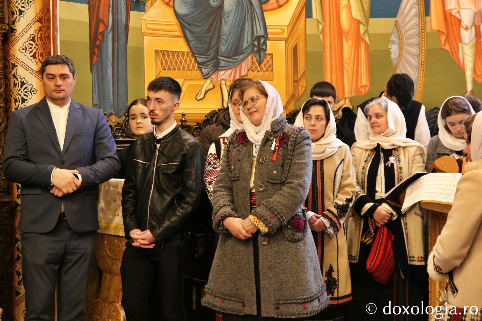 Slujbă arhierească la Parohia Vlădiceni din județul Neamț / Foto: Flavius Popa credincioși la liturghie