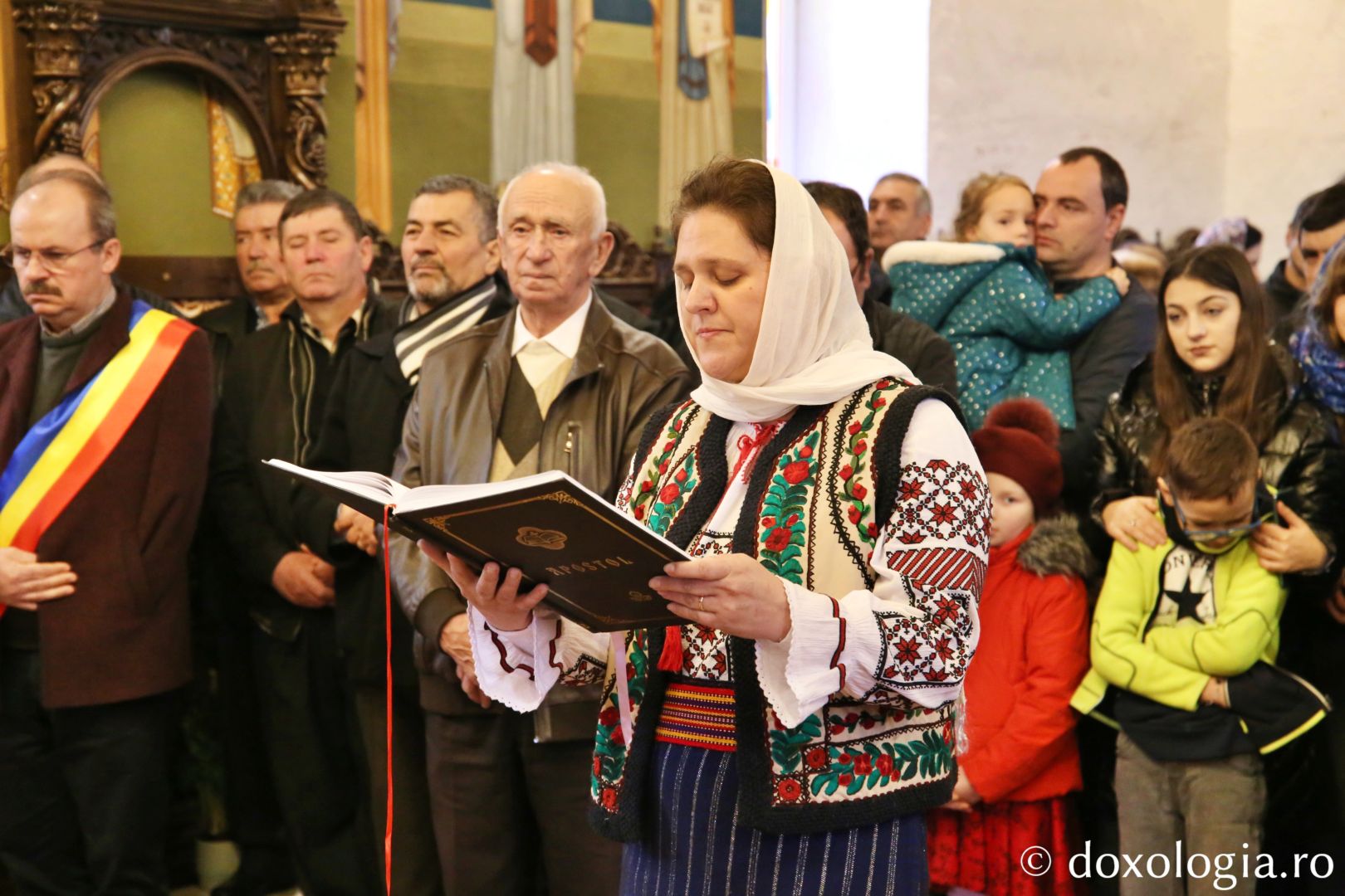 Slujbă arhierească la Parohia Vlădiceni din județul Neamț / Foto: Flavius Popa citirea apostolului, femeie citind Apostolul