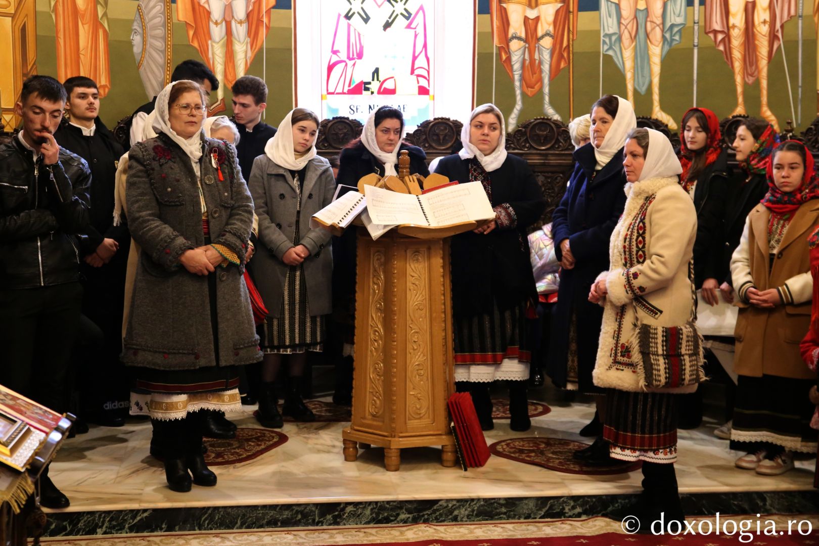 Corul „Camena” al preoteselor din Protopopiatul Piatra Neamț / Foto: Flavius Popa Cor la strană la Sfânta Liturghi
