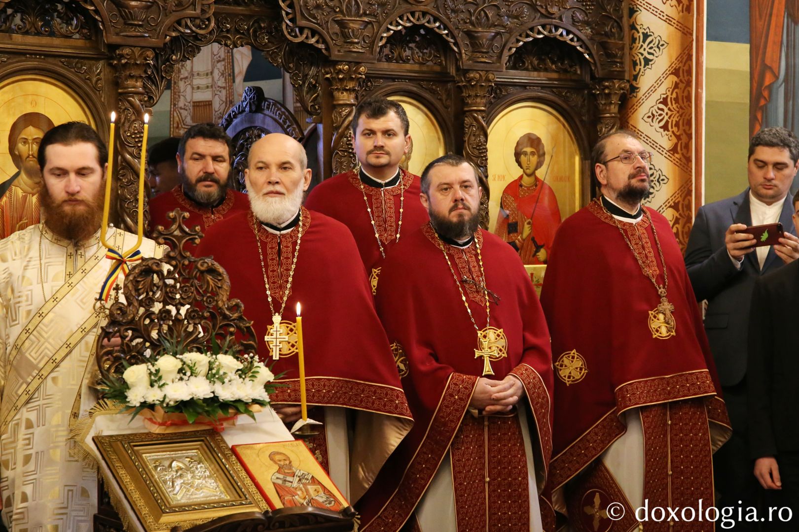 Slujbă arhierească la Parohia Vlădiceni din județul Neamț / Foto: Flavius Popa preoți la Sfânta Liturghie