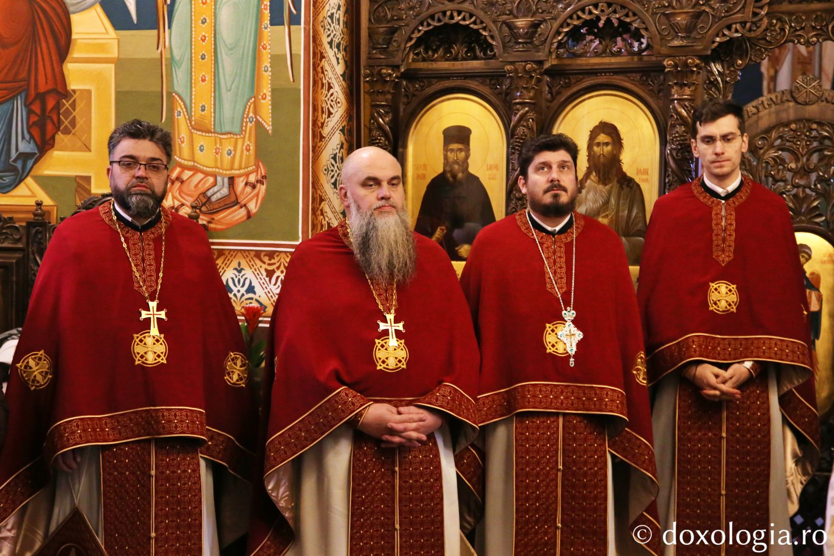Slujbă arhierească la Parohia Vlădiceni din județul Neamț / Foto: Flavius Popa preoți la Sfânta Liturghie