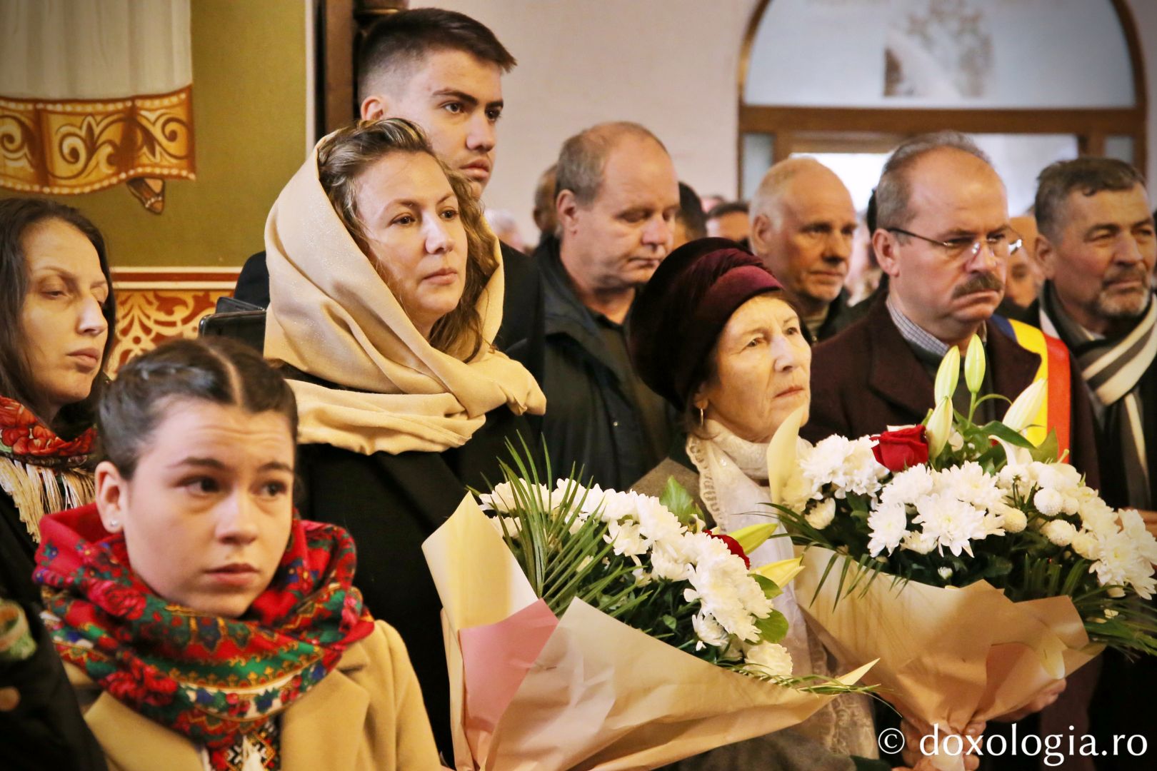 Slujbă arhierească la Parohia Vlădiceni din județul Neamț / Foto: Flavius Popa credincioși la liturghie