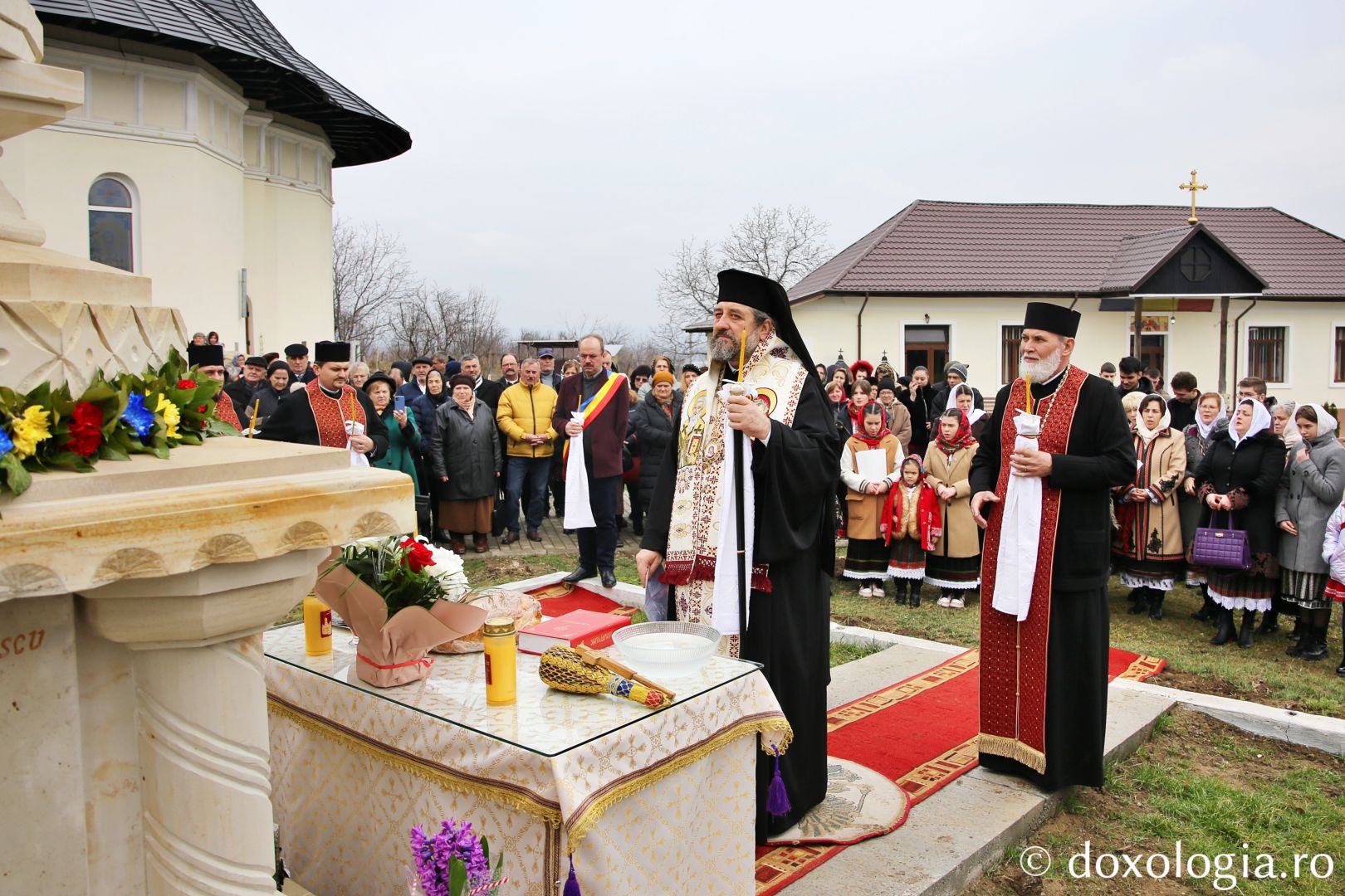 PS Nichifor Botoșăneanul, Episcop-vicar al Arhiepiscopiei Iașilor, la Parohia Vlădiceni din județul Neamț / Foto: Flavius Popa Sfințirea monumentului din Vlădiceni