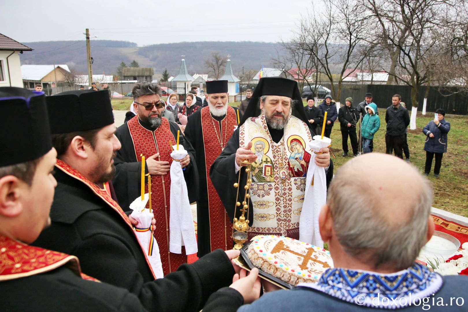 PS Nichifor Botoșăneanul, Episcop-vicar al Arhiepiscopiei Iașilor, la Parohia Vlădiceni din județul Neamț / Foto: Flavius Popa Sfințirea monumentului din Vlădiceni