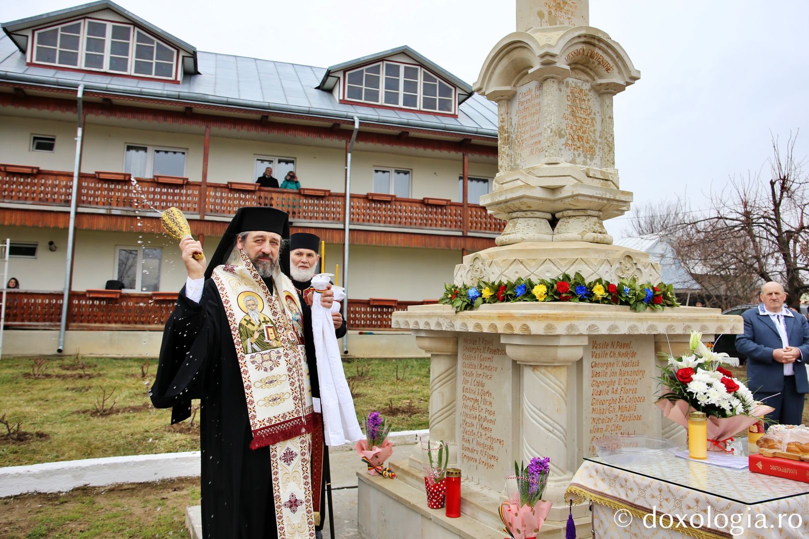 PS Nichifor Botoșăneanul, Episcop-vicar al Arhiepiscopiei Iașilor, la Parohia Vlădiceni din județul Neamț / Foto: Flavius Popa Sfințirea monumentului din Vlădiceni