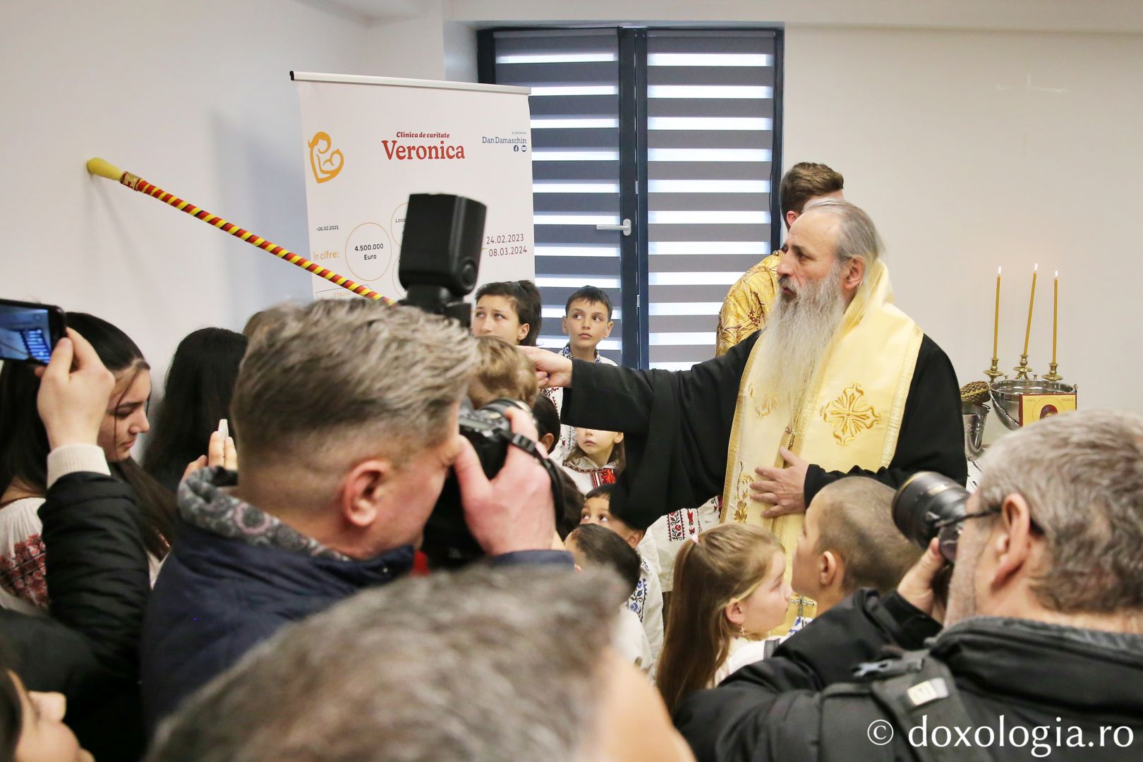 IPS Teofan sfințind Clinica „Veronica” din Iași