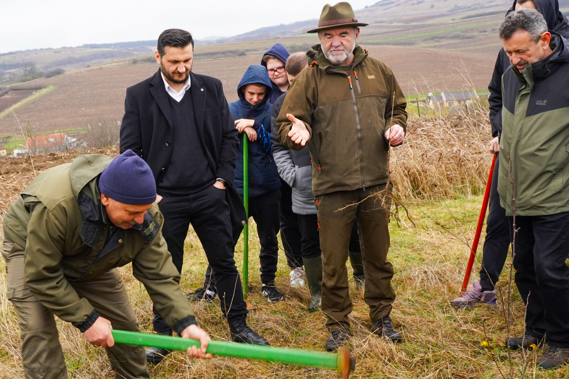 Ziua Mondială a Plantațiilor Forestiere, marcată de ASCOR Alba Iulia și Seminarul Teologic prin sădirea a 300 de puieți forestieri