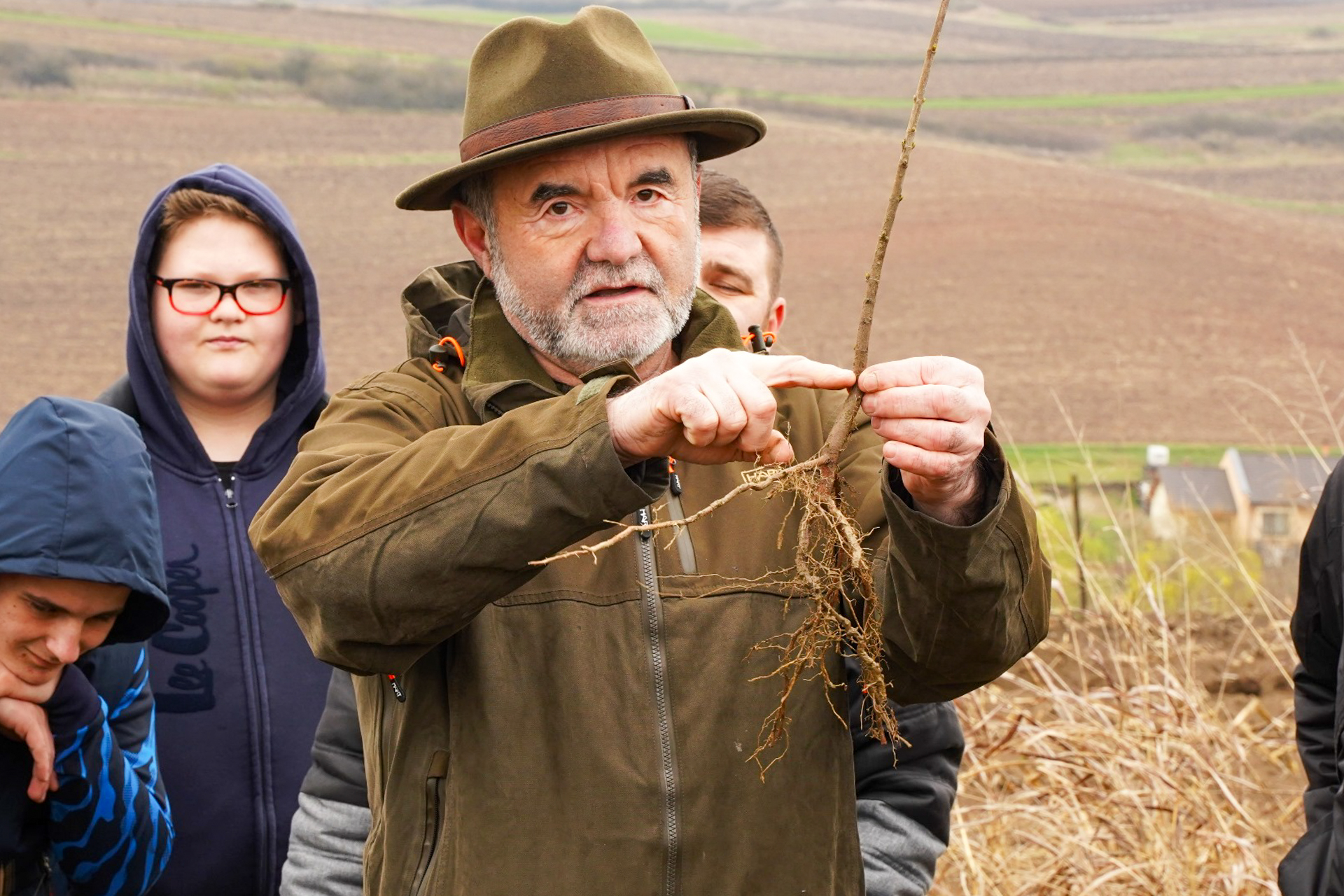 Ziua Mondială a Plantațiilor Forestiere, marcată de ASCOR Alba Iulia și Seminarul Teologic prin sădirea a 300 de puieți forestieri