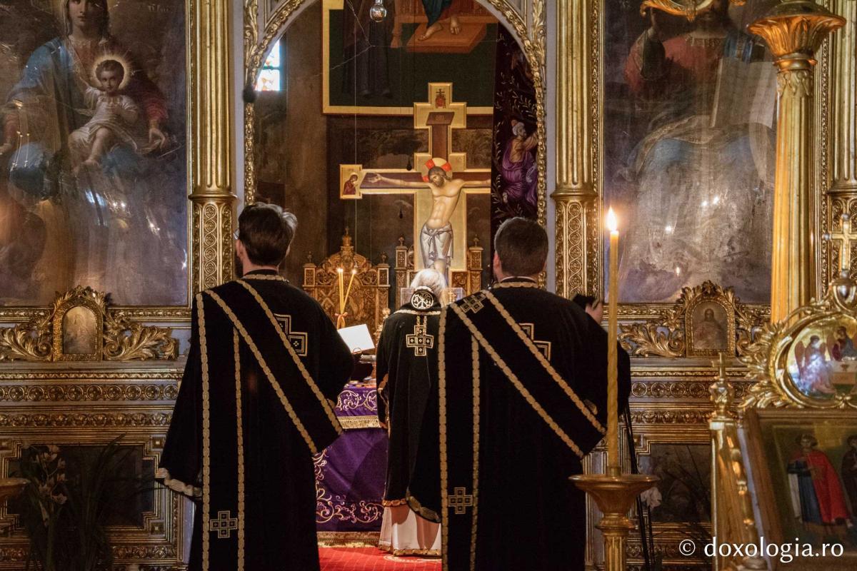 Sfânta Liturghie a Darurilor mai înainte sfințite la Catedrala Mitropolitană din Iaşi