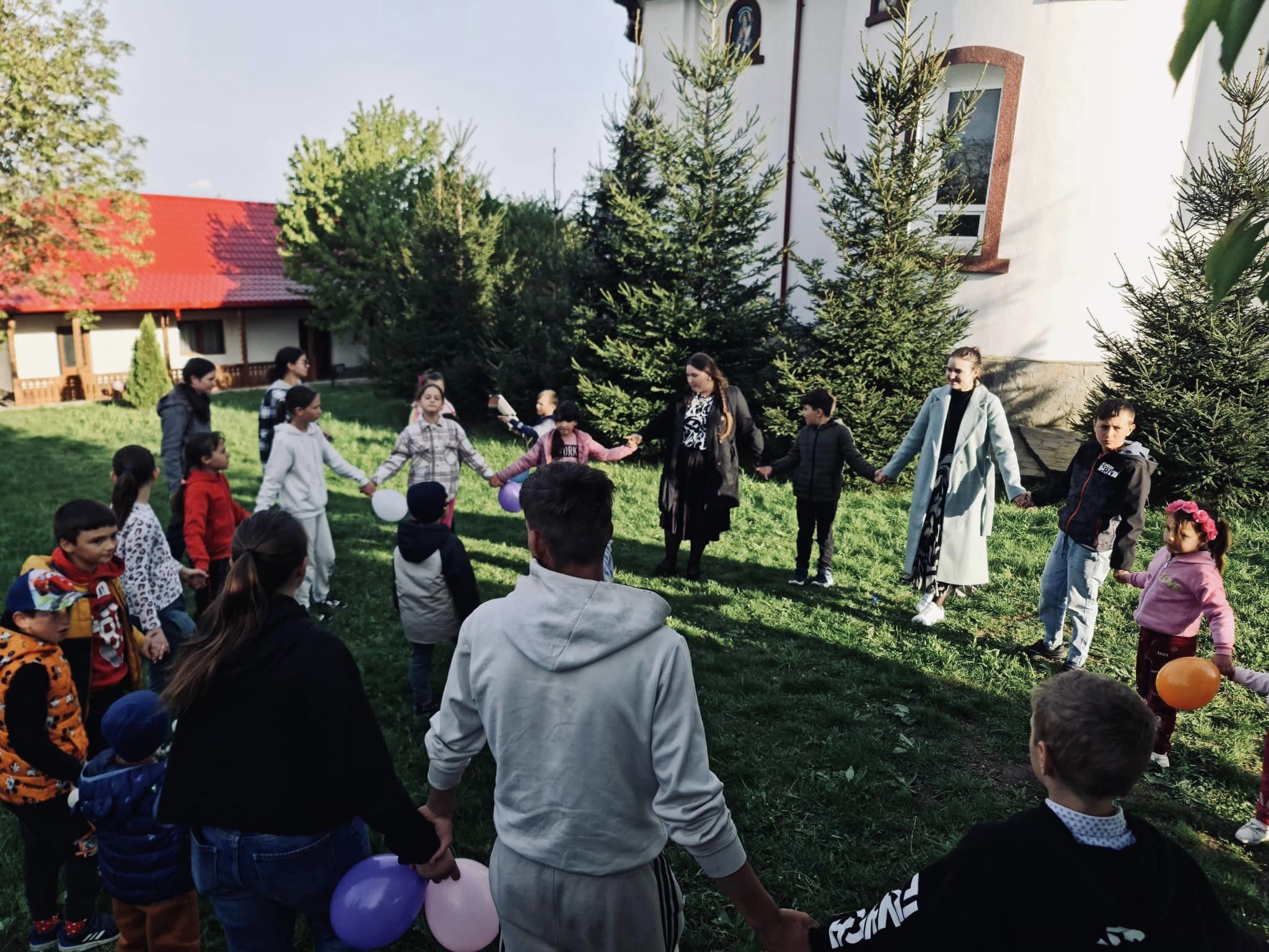 Copiii din localitatea botoșăneană Pleșani au primit în dar încălțăminte de la Colegiul „Sfântul Nicolae” din Iași