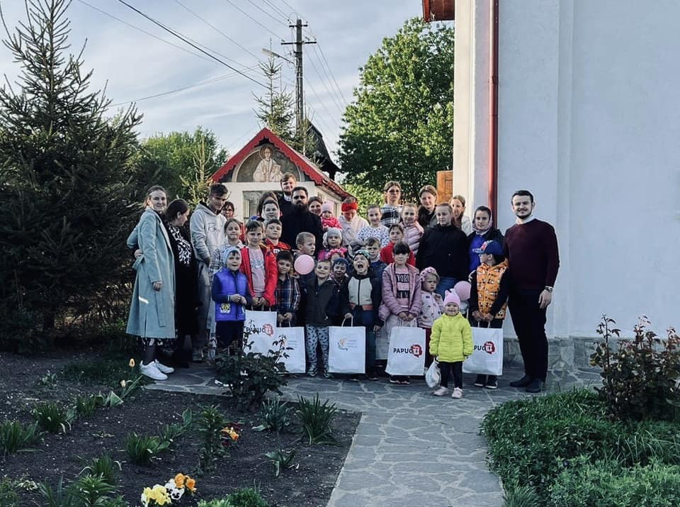 Copiii din localitatea botoșăneană Pleșani au primit în dar încălțăminte de la Colegiul „Sfântul Nicolae” din Iași