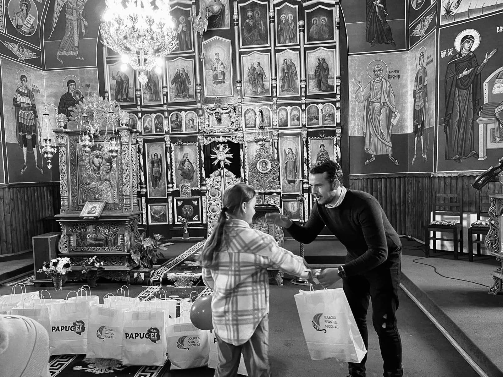 Copiii din localitatea botoșăneană Pleșani au primit în dar încălțăminte de la Colegiul „Sfântul Nicolae” din Iași