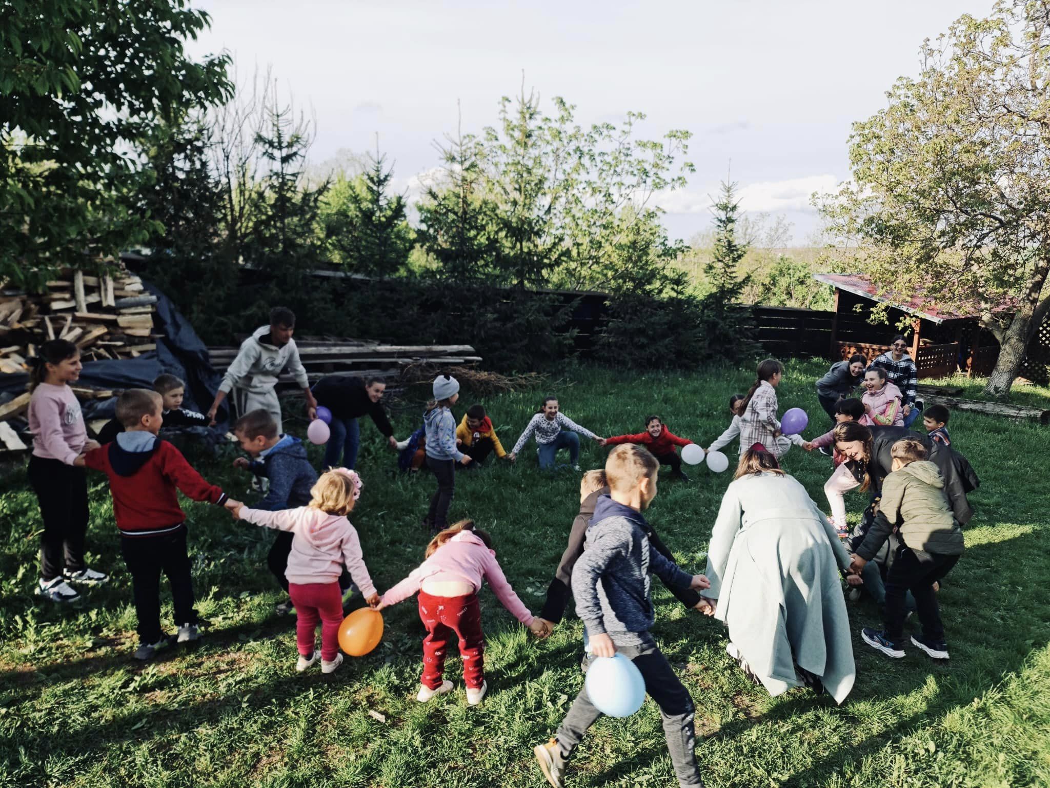 Copiii din localitatea botoșăneană Pleșani au primit în dar încălțăminte de la Colegiul „Sfântul Nicolae” din Iași