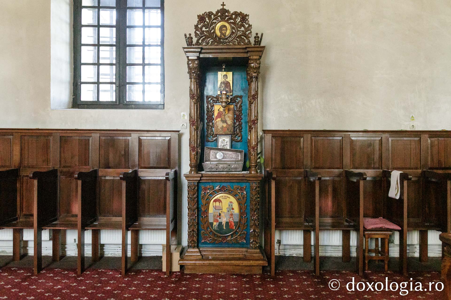 Baldachinul în care sunt așezate moaștele Sfântului Mare Mucenic Gheorghe / Foto: pr. Silviu Cluci Baldachinul în care sunt așezate moaștele Sfântului Mare Mucenic Gheorghe