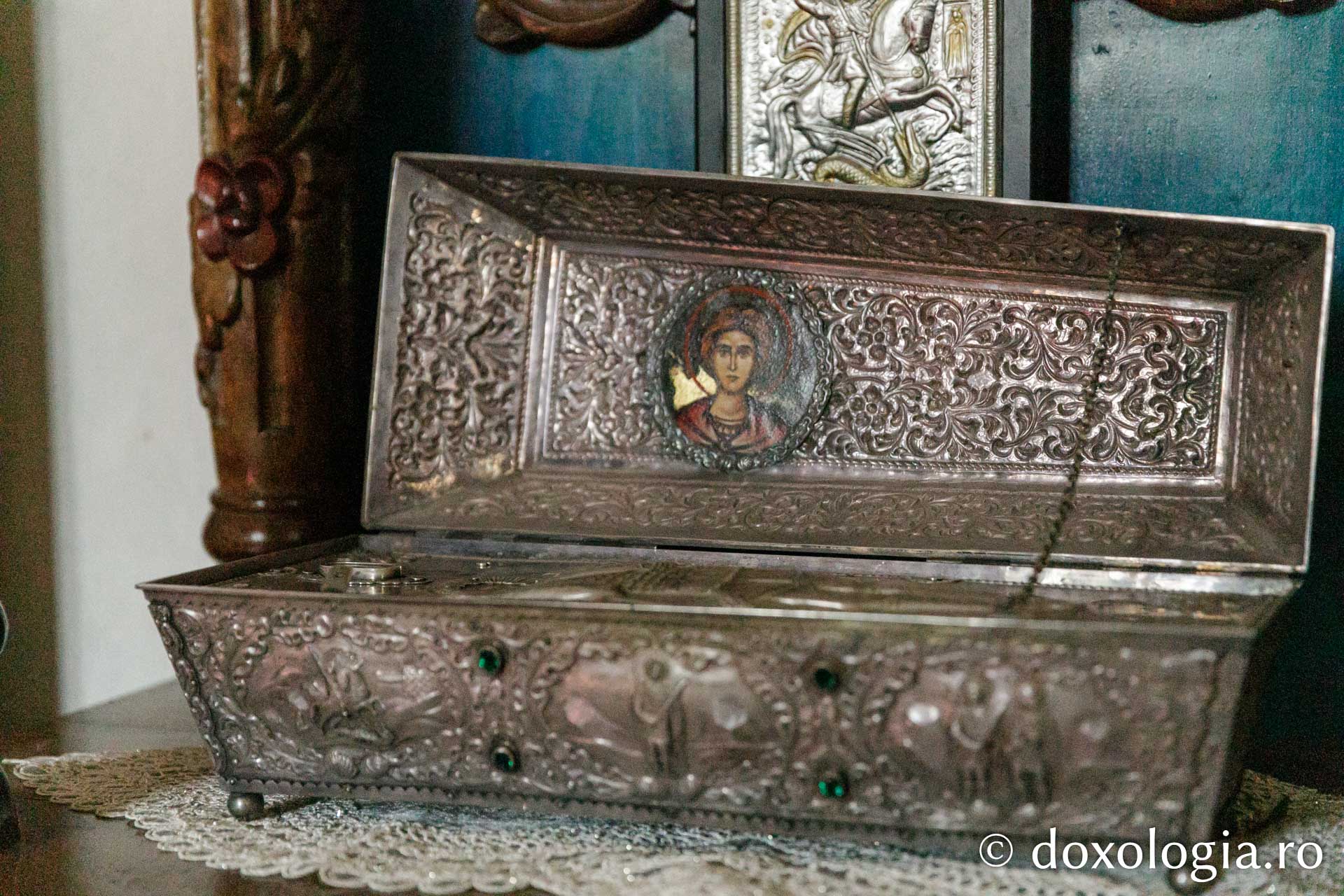 Racla cu moaștele Sfântului Mare Mucenic Gheorghe / Foto: pr. Silviu Cluci Racla cu moaștele Sfântului Mare Mucenic Gheorghe