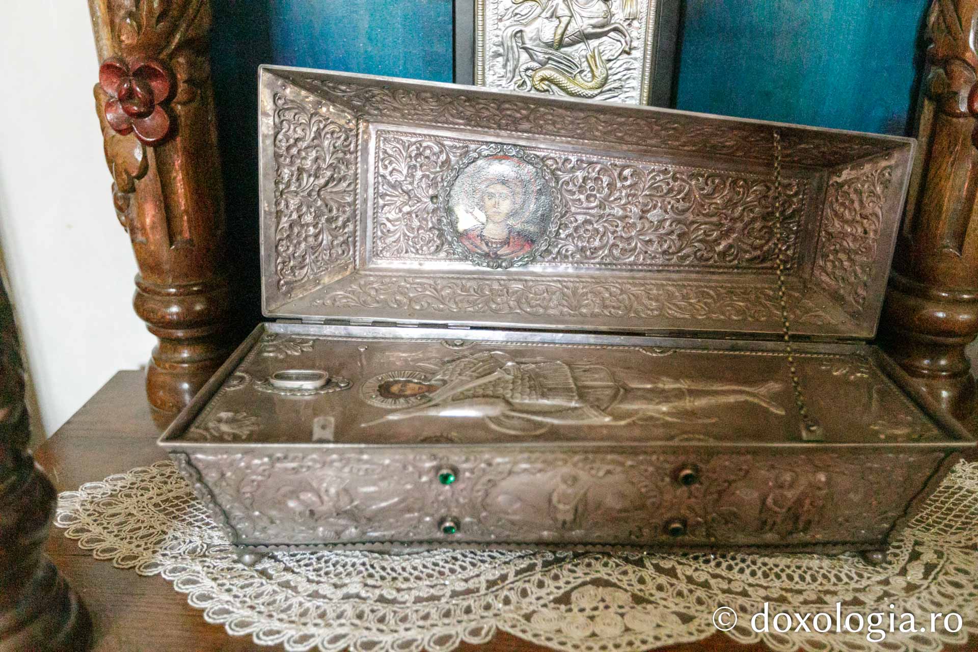 Racla cu moaștele Sfântului Mare Mucenic Gheorghe / Foto: pr. Silviu Cluci Racla cu moaștele Sfântului Mare Mucenic Gheorghe