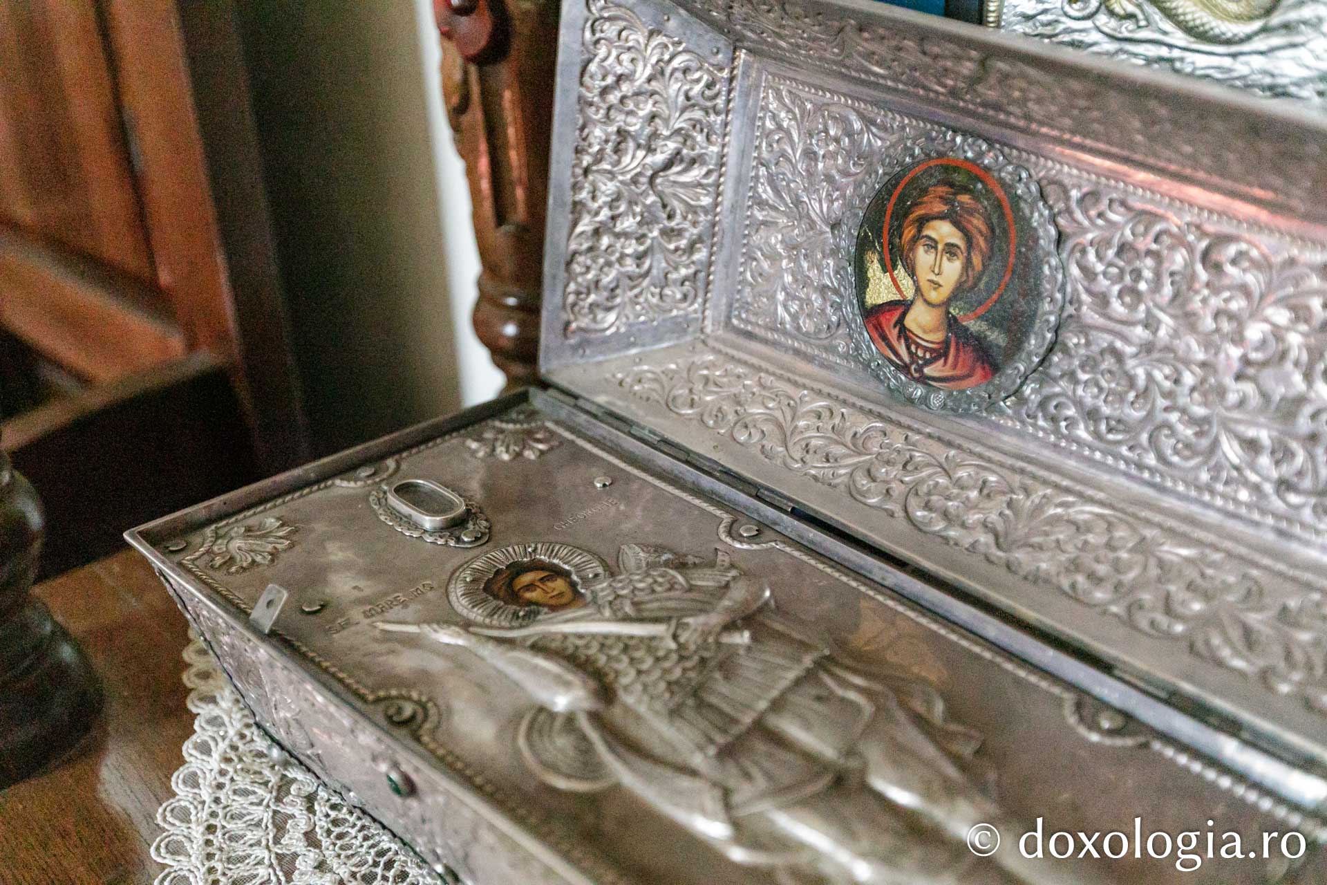 Racla cu moaștele Sfântului Mare Mucenic Gheorghe