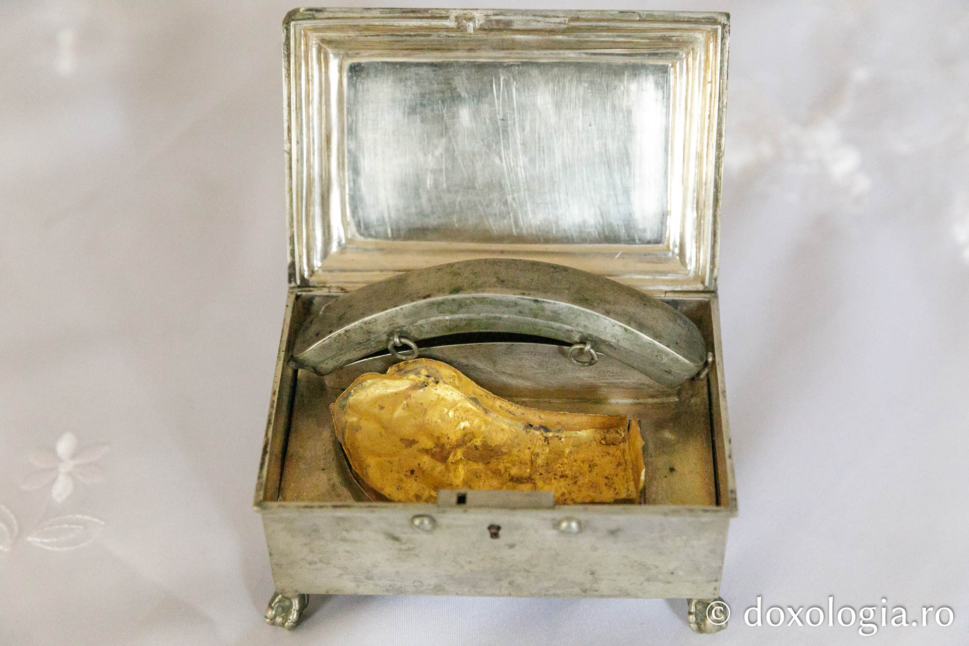 Folia de aur în care au fost aduse sfintele moaște / Foto: pr. Silviu Cluci Folia de aur în care au fost aduse sfintele moaște