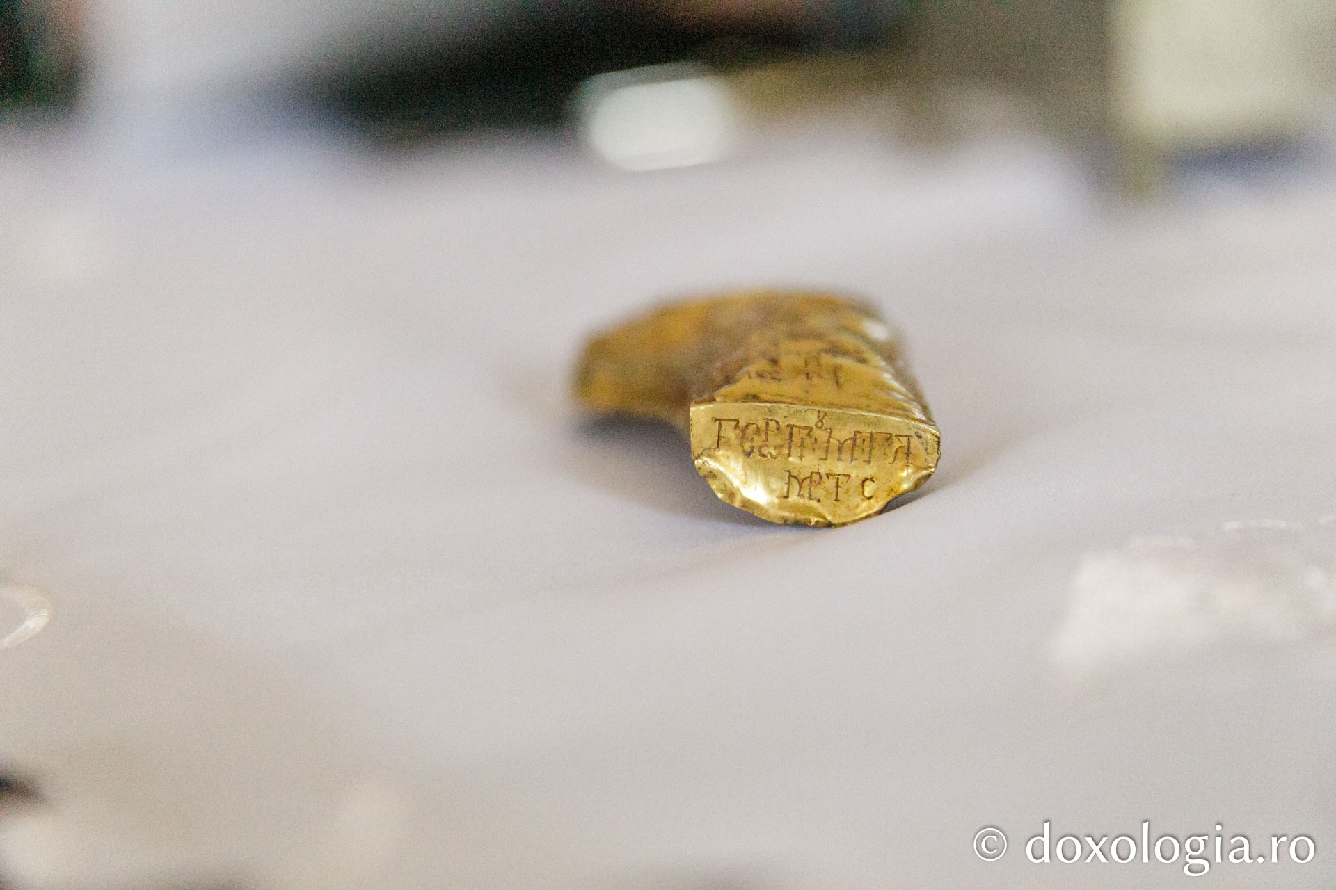 Folia de aur în care au fost aduse sfintele moaște / Foto: pr. Silviu Cluci Folia de aur în care au fost aduse sfintele moaște