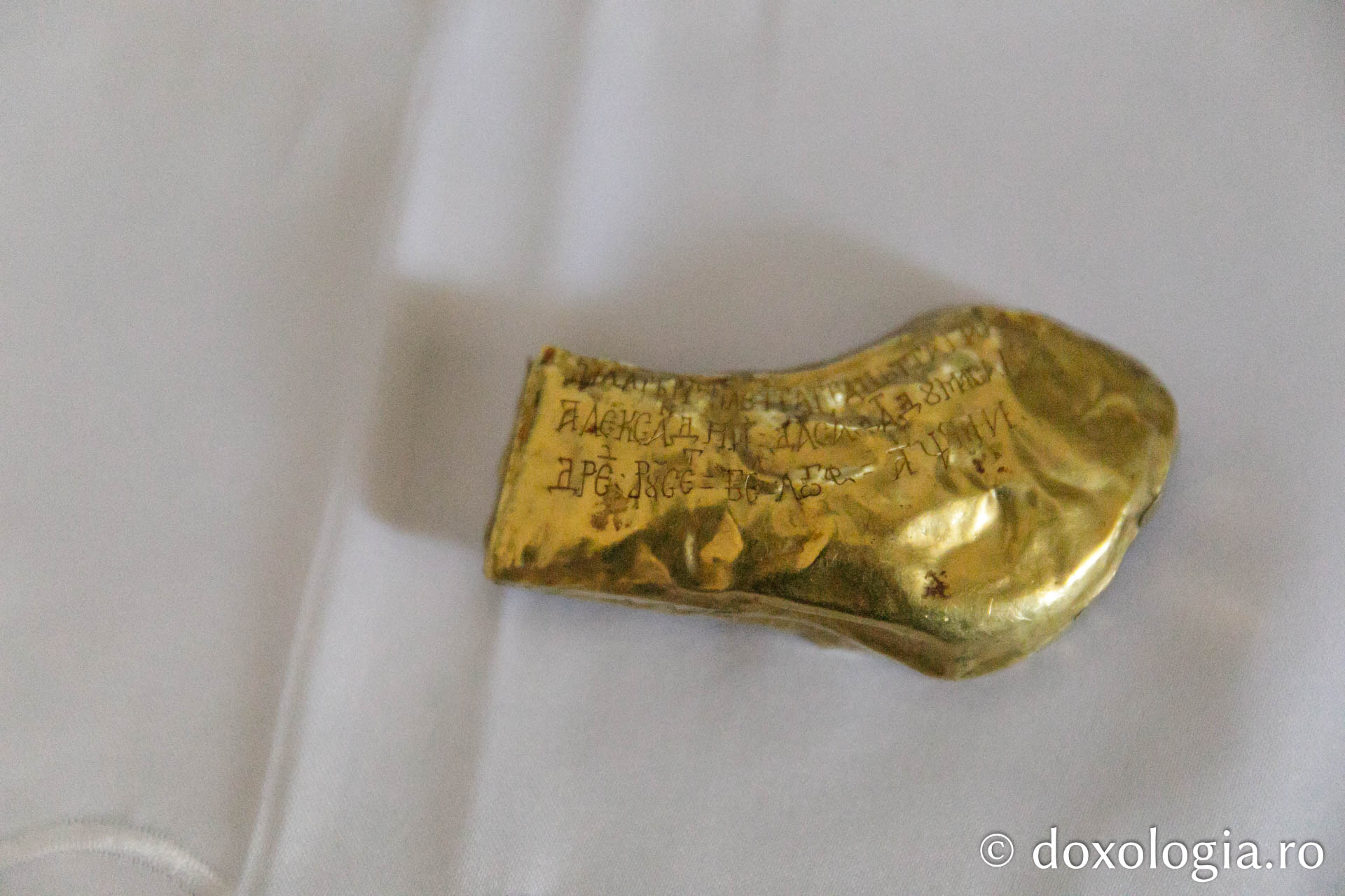 Folia de aur în care au fost aduse sfintele moaște / Foto: pr. Silviu Cluci Folia de aur în care au fost aduse sfintele moaște