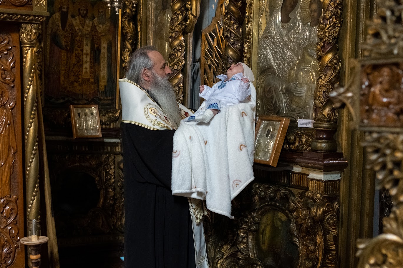 Foto: Andrei Ignia Pruncul Ioan a primit „haină luminoasă” | Fiul lui Alexandru și al Ioanei Dumitrașcu, mama care a trecut prin criză de sarcină, a fost botezat