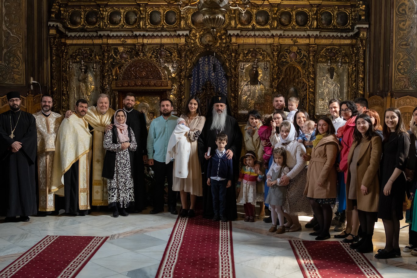 Foto: Andrei Ignia Pruncul Ioan a primit „haină luminoasă” | Fiul lui Alexandru și al Ioanei Dumitrașcu, mama care a trecut prin criză de sarcină, a fost botezat