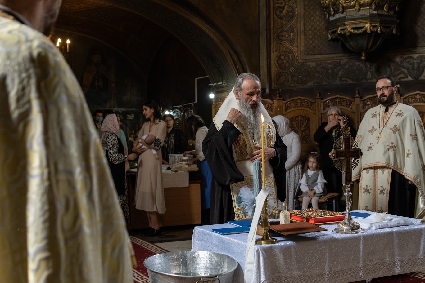 Foto: Andrei Ignia Pruncul Ioan a primit „haină luminoasă” | Fiul lui Alexandru și al Ioanei Dumitrașcu, mama care a trecut prin criză de sarcină, a fost botezat