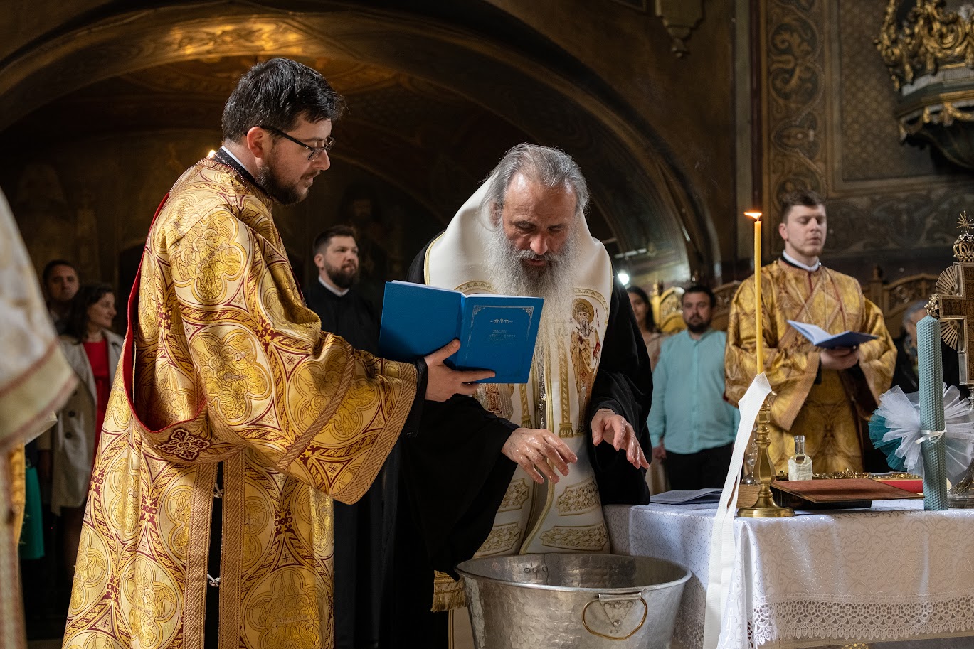 Foto: Andrei Ignia Pruncul Ioan a primit „haină luminoasă” | Fiul lui Alexandru și al Ioanei Dumitrașcu, mama care a trecut prin criză de sarcină, a fost botezat