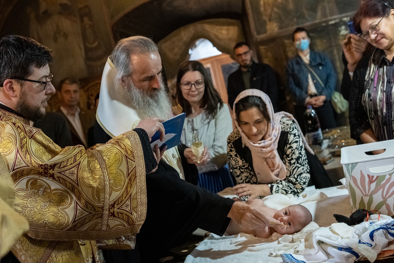 Pruncul Ioan a primit „haină luminoasă” | Fiul lui Alexandru și al Ioanei Dumitrașcu, mama care a trecut prin criză de sarcină, a fost botezat