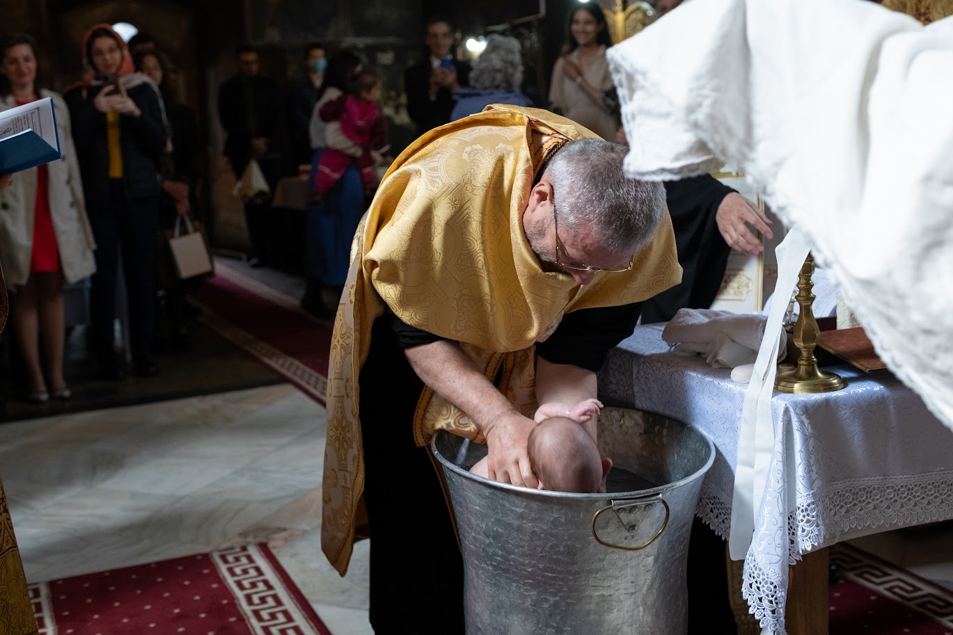 Foto: Andrei Ignia Pruncul Ioan a primit „haină luminoasă” | Fiul lui Alexandru și al Ioanei Dumitrașcu, mama care a trecut prin criză de sarcină, a fost botezat