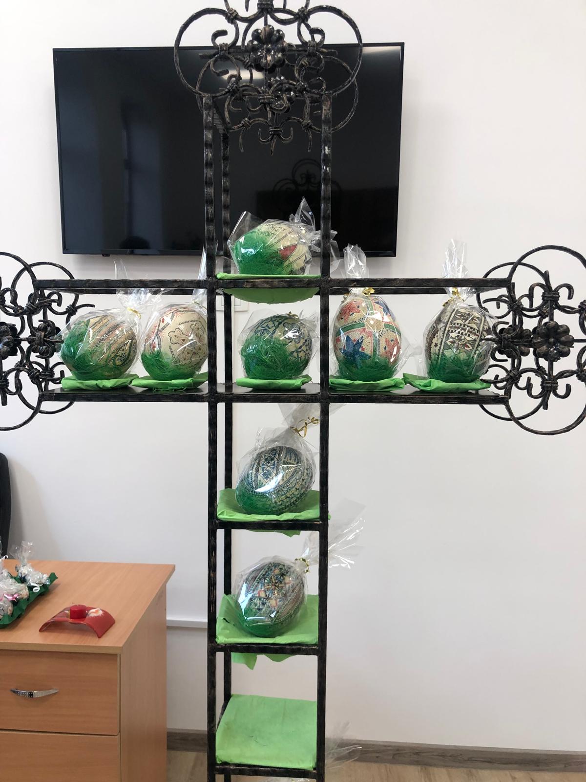 Expoziție de ouă încondeiate în cadrul evenimentului „Lumină din suflet de copil”