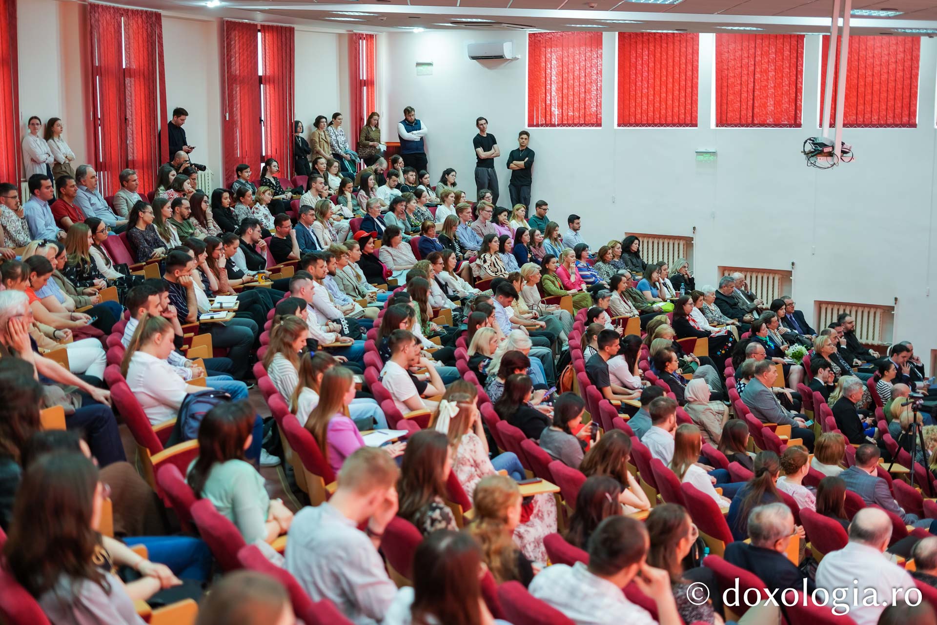 IPS Teofan a susțitut o conferiță la UMF Iași. Tema întâlnirii Biserica, spital duhovnicesc