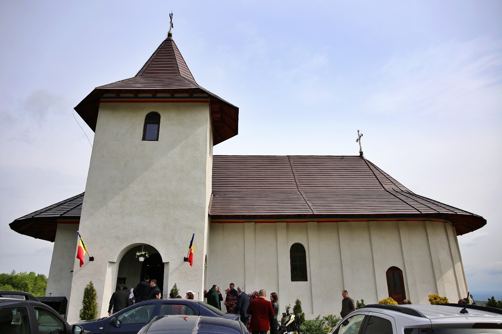 Bucurie în comunitatea de la Curagău: Slujbă arhierească și Taina Sfântului Botez pentru cel mai nou membru al parohiei