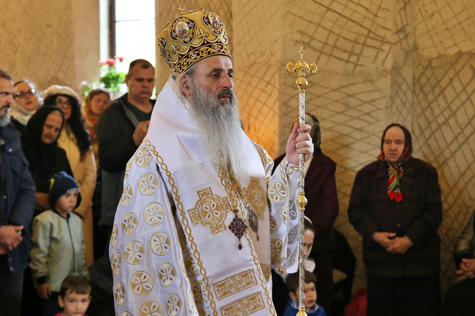 Bucurie în comunitatea de la Curagău: Slujbă arhierească și Taina Sfântului Botez pentru cel mai nou membru al parohiei