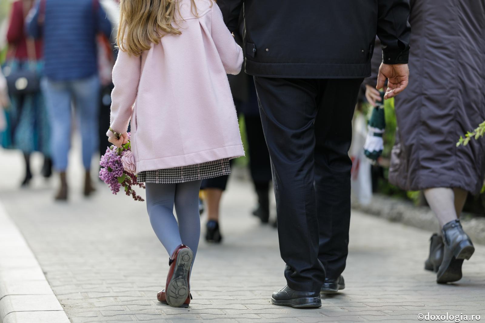 Exemplul copiilor pentru părinți / Foto: Oana Nechifor oameni care merg