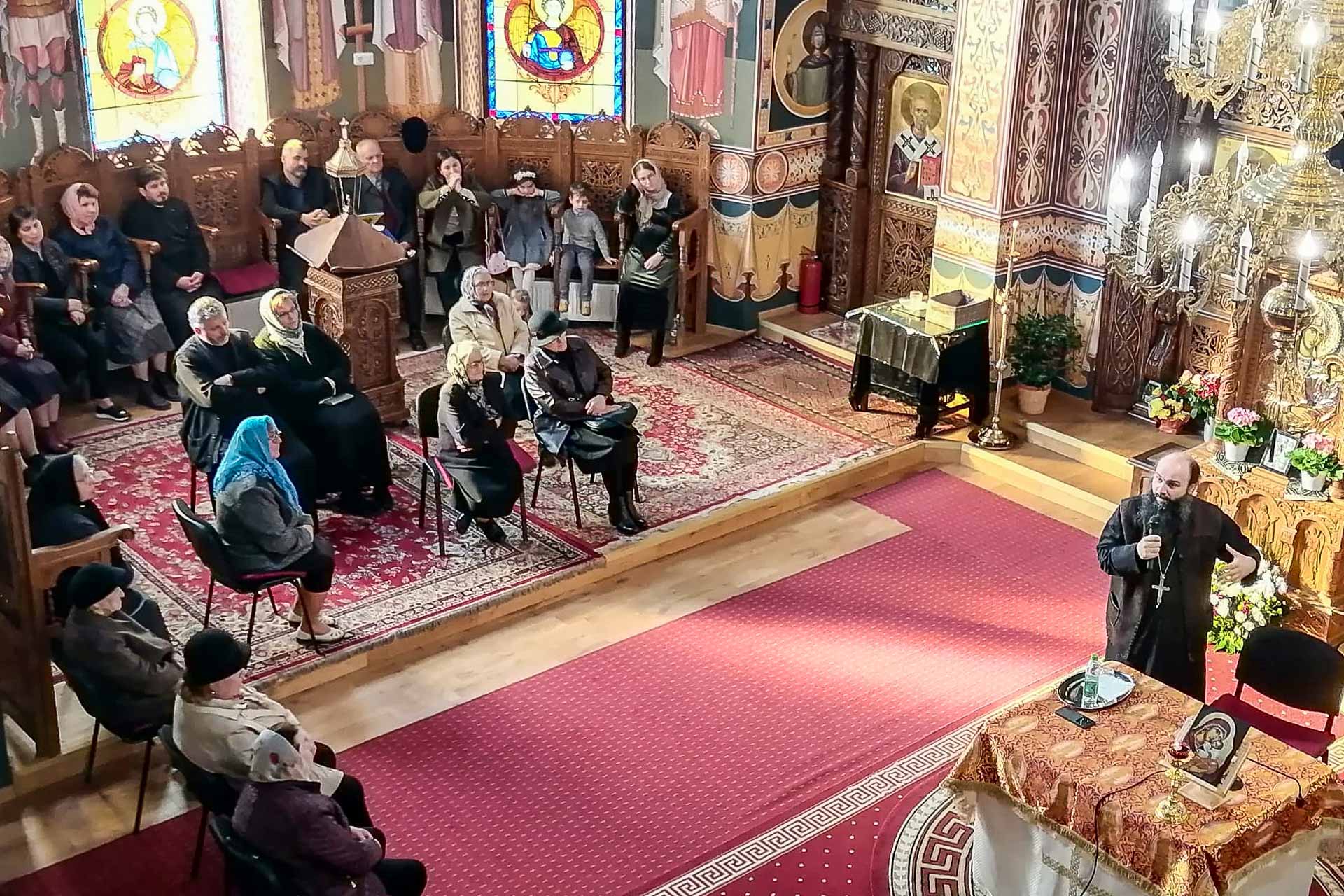 Seară duhovnicească dedicată duminicii Sfintei Cruci, la Parohia Precista 2 din Piatra Neamț