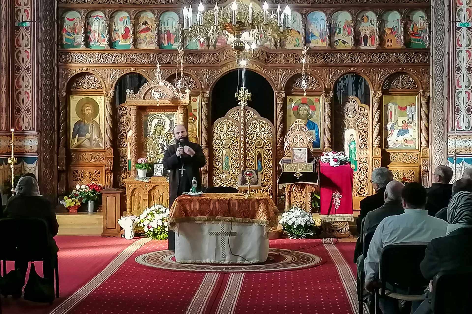 Seară duhovnicească dedicată duminicii Sfintei Cruci, la Parohia Precista 2 din Piatra Neamț