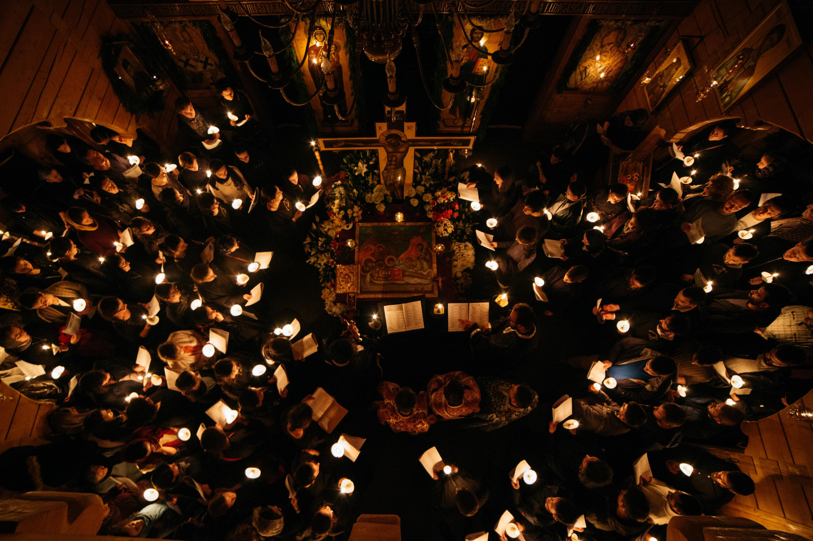 credincioși participând la slujbă