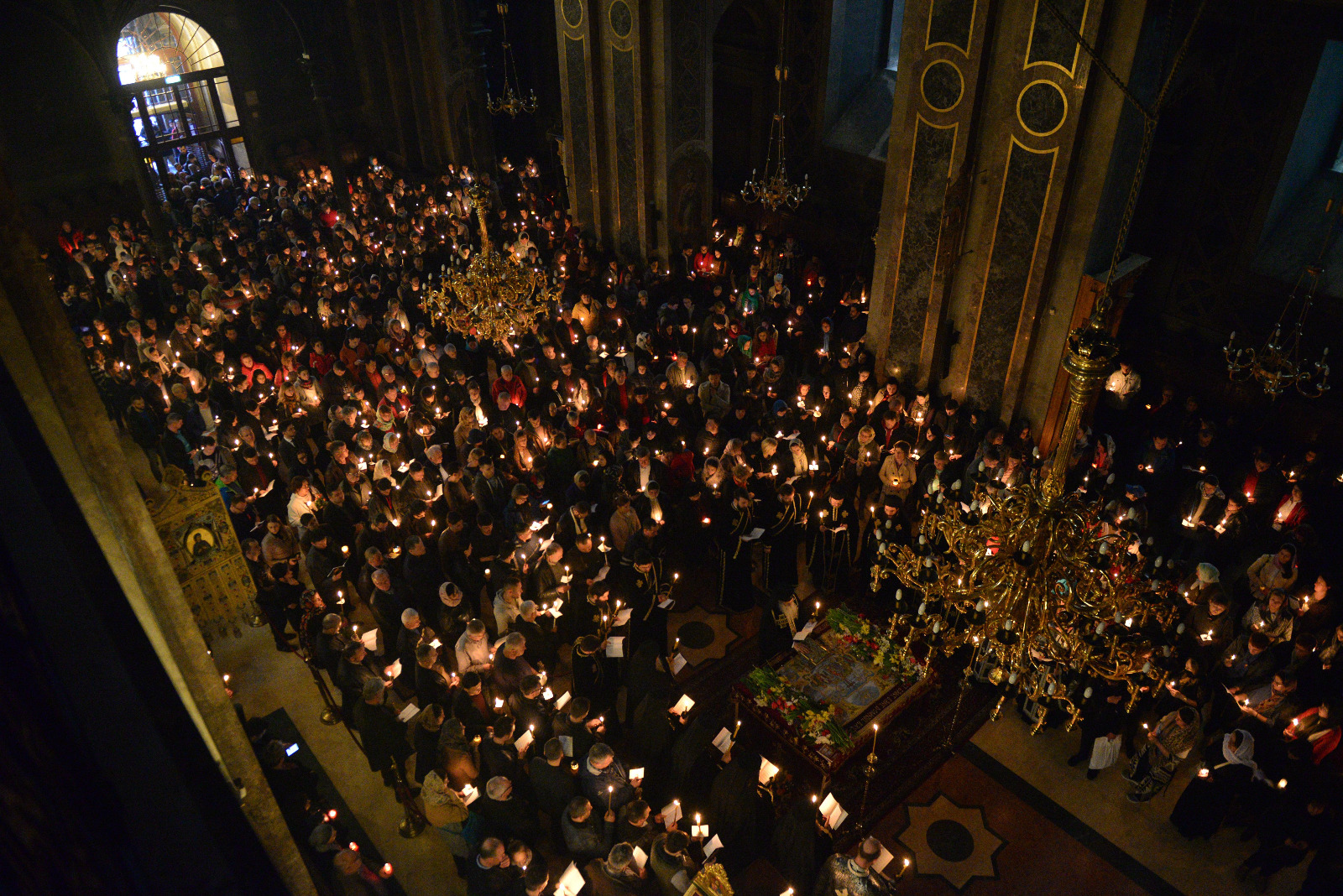 credincioși participând la slujbă