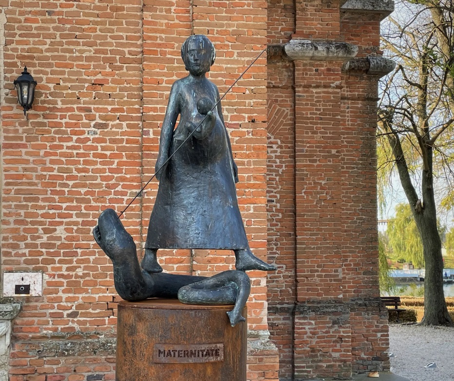 statuia Maternitate - palatul Mogoșoaia