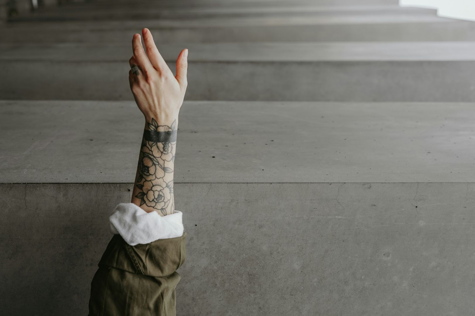 Suntem capabili să îi primim pe tineri în Biserică așa cum sunt ei? / Foto: unsplash.com tânăr cu tatuaj pe mână