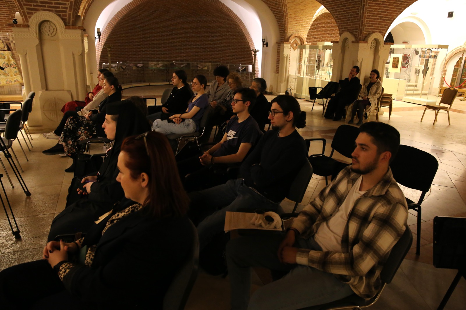 O expoziție dedicată Pătimirilor și Învierii Domnului, vernisată ieri la Muzeul Mitropolitan