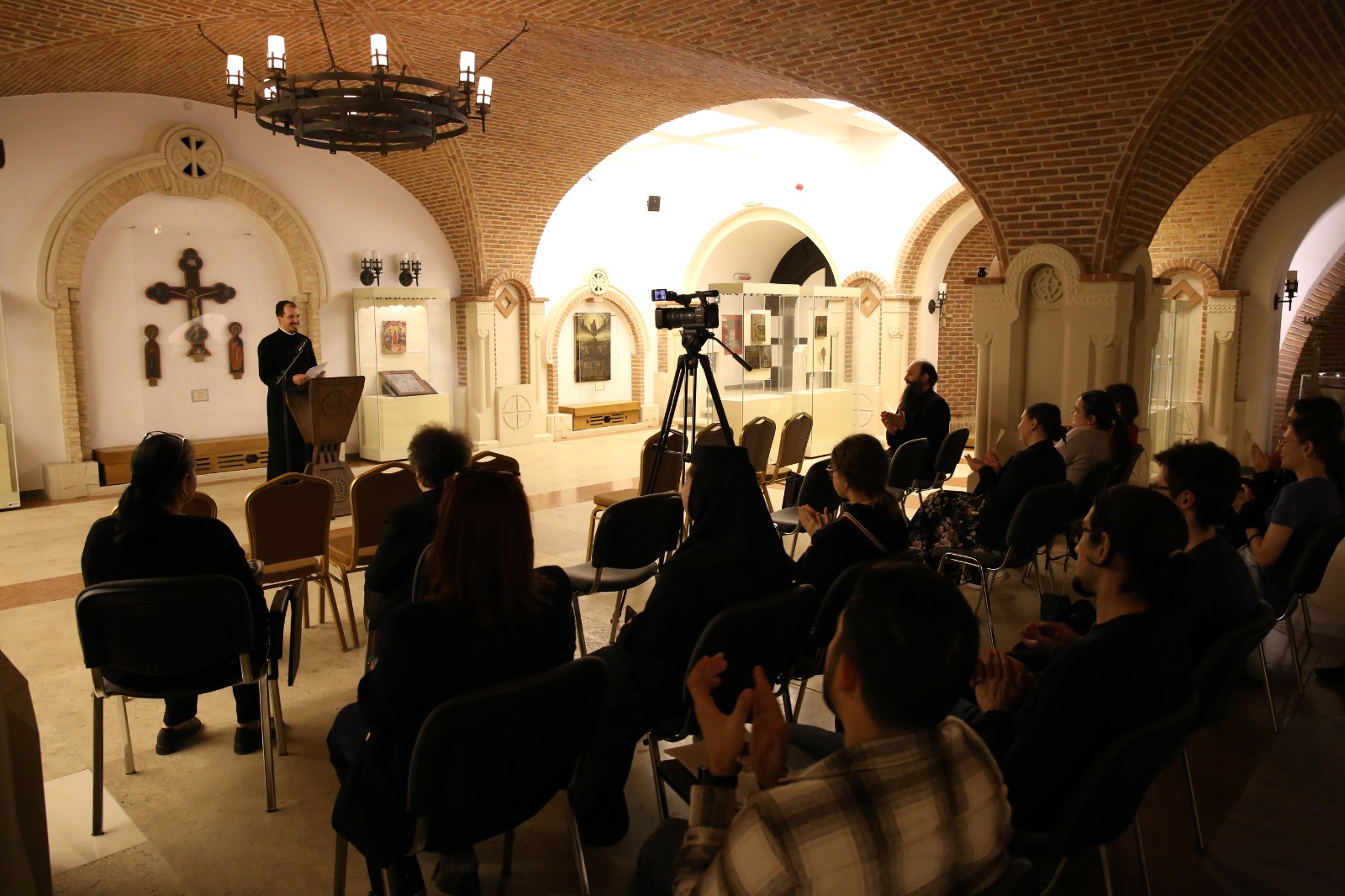 O expoziție dedicată Pătimirilor și Învierii Domnului, vernisată ieri la Muzeul Mitropolitan